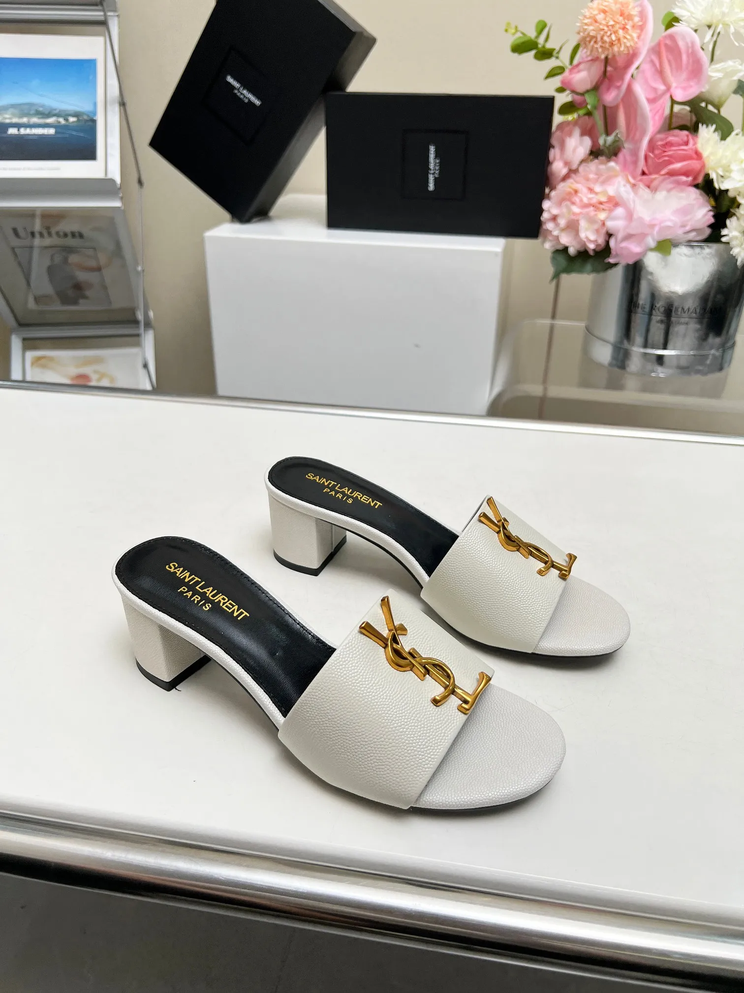 👟👟Ex-factory price 340👟👟 Genuine leather sole +30 Heel height: 5cm Fabric: Cow leather Pads: Sheep leather Size: 35-43 (42, 43 custom-made, non-returnable) [Saint Laurent] Saint Laurent 2024 counter synchronized new model, YSL-logo letter buckle decoration, high-quality and glamorous masterpiece, both temperament and fashion Classic and attractive design style, especially beautiful on the feet